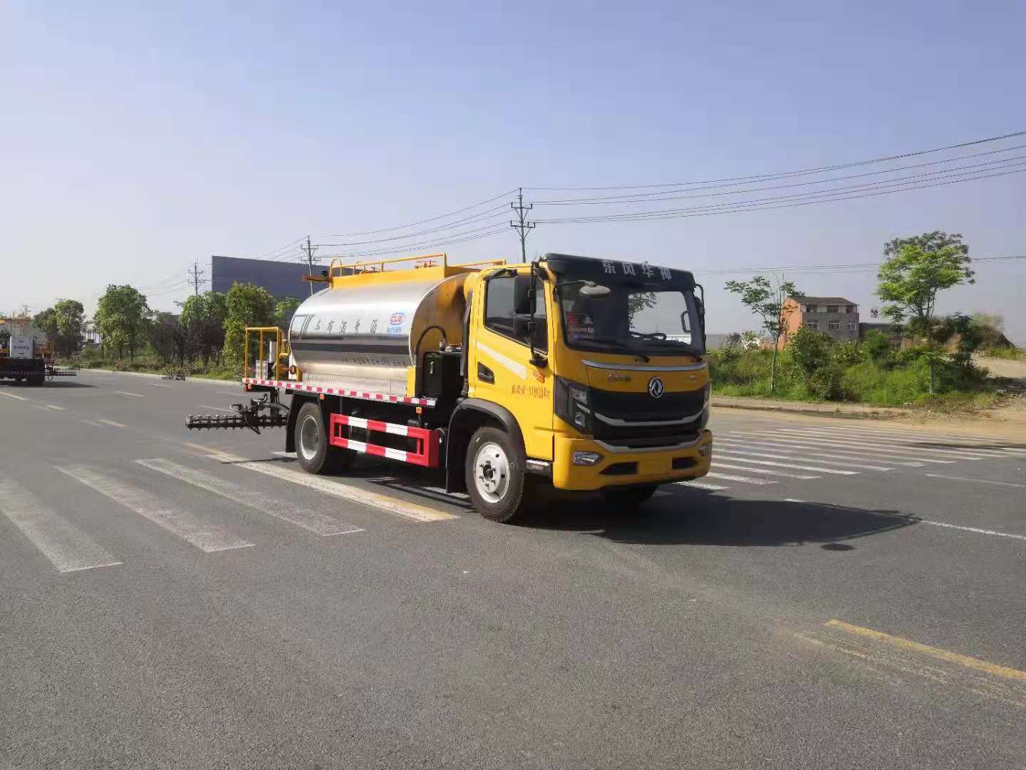 国六东风华神6.3立方智能型沥青洒布车